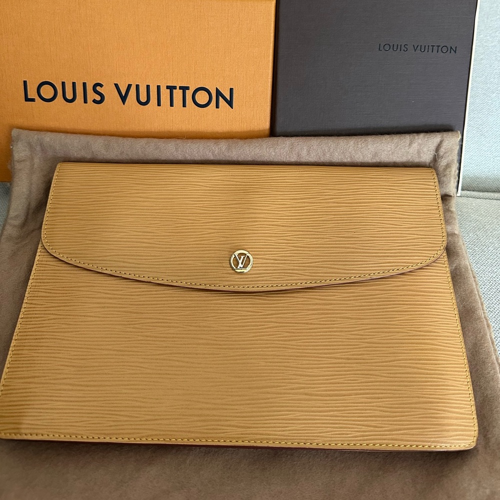 Louis Vuitton Clutch - Montaigne 27 in Epi Leather - Caramel Winnipeg Beige